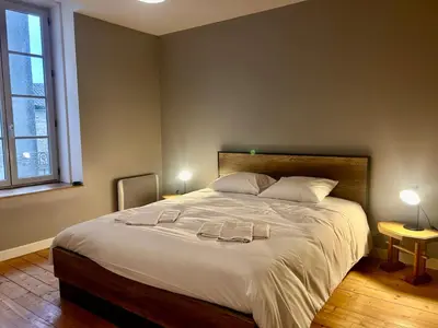 Un ou plusieurs lits dans un hébergement de l'établissement Maison 3 chambres, deux salles d'eau, patio, Wifi en centre-ville de Parthenay