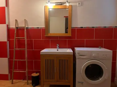 Salle de bains dans l'établissement Maison 3 chambres, deux salles d'eau, patio, Wifi en centre-ville de Parthenay