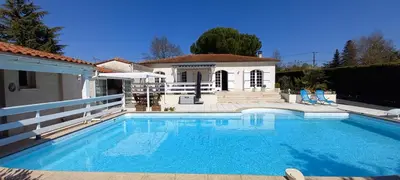 Piscine de l'établissement LesFrugères ou située à proximité