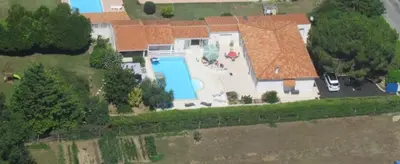 Piscine de l'établissement LesFrugères ou située à proximité