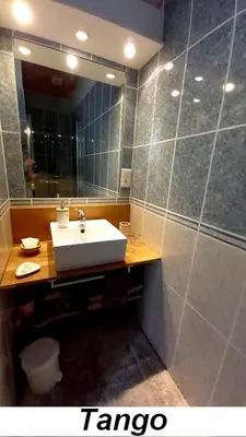 Salle de bains dans l'établissement LesFrugères