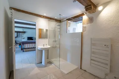 Salle de bains dans l'établissement Gîte historique à la campagne