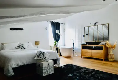 Un ou plusieurs lits dans un hébergement de l'établissement Maisonnette élégante