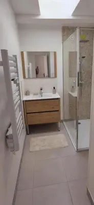 Salle de bains dans l'établissement Maison cosy avec clim face au canal