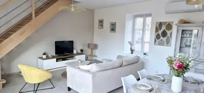 Télévision ou salle de divertissement dans l'établissement Maison cosy avec clim face au canal