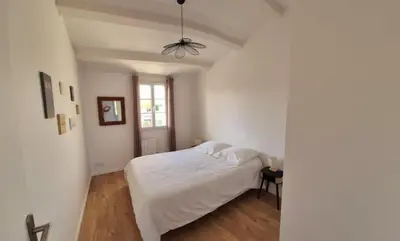 Un ou plusieurs lits dans un hébergement de l'établissement Maison cosy avec clim face au canal