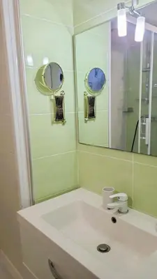 Salle de bains dans l'établissement Le Nid-marin - plage et centre