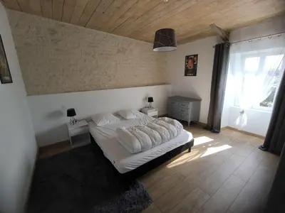 Un ou plusieurs lits dans un hébergement de l'établissement L'authentique - maison chic avec piscine - rouge