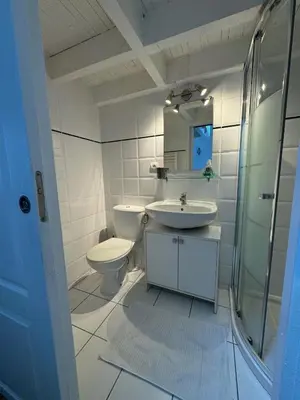 Salle de bains dans l'établissement Appartement avec terrasse à 20 de la plage