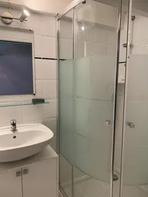 Salle de bains dans l'établissement Appartement avec terrasse à 20 de la plage