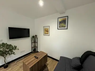 Télévision ou salle de divertissement dans l'établissement 70 - Studio face à la gare Poitiers