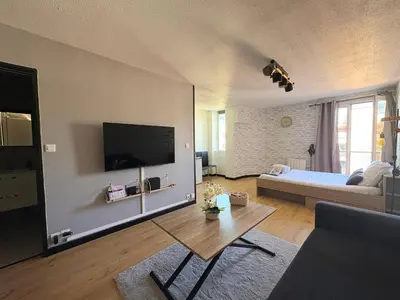 Télévision ou salle de divertissement dans l'établissement 70 - Studio face à la gare Poitiers