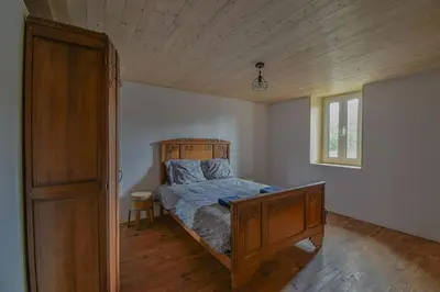 Un ou plusieurs lits dans un hébergement de l'établissement maison de village