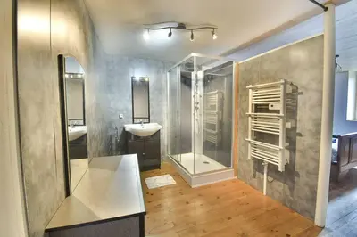 Salle de bains dans l'établissement maison de village