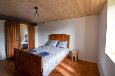Un ou plusieurs lits dans un hébergement de l'établissement maison de village