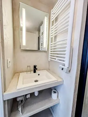 Salle de bains dans l'établissement Saint Nico Captain 5 min to Port, Train Station &