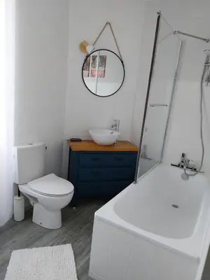 Salle de bains dans l'établissement Maisonette Syl' -vie