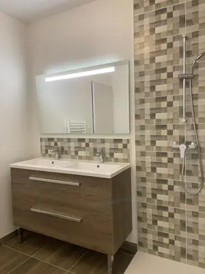 Salle de bains dans l'établissement Parenthèse proche du Futuroscope