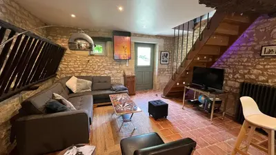 Télévision ou salle de divertissement dans l'établissement L'Annexe, Maison avec jardin proche Futuroscope