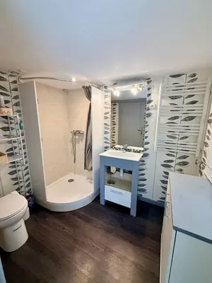 Salle de bains dans l'établissement La Maison des Bains - Piscine intérieure privée