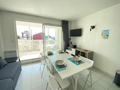 Télévision ou salle de divertissement dans l'établissement Paisible cocon proche plage - piscine - parking