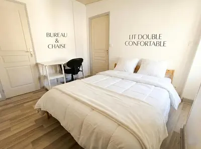 Un ou plusieurs lits dans un hébergement de l'établissement L'Escale du Faubourg - Grande maison avec Bureaux et WiFi