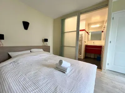 Un ou plusieurs lits dans un hébergement de l'établissement Charmante Maison en Pierre - Confort Tout équipée - Parking Privé - Wifi GRATUIT - 15min de La Rochelle