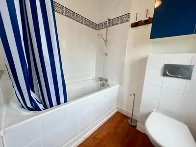 Salle de bains dans l'établissement Charmante Maison en Pierre - Confort Tout équipée - Parking Privé - Wifi GRATUIT - 15min de La Rochelle