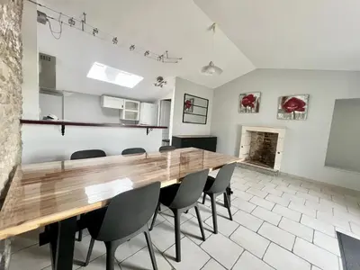 Cuisine ou kitchenette dans l'établissement Charmante Maison en Pierre - Confort Tout équipée - Parking Privé - Wifi GRATUIT - 15min de La Rochelle