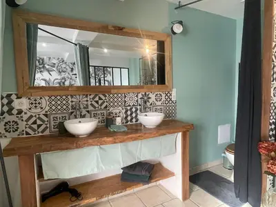 Salle de bains dans l'établissement Le Cosy 8km du futuroscope