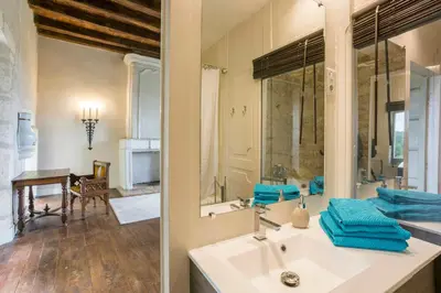 Salle de bains dans l'établissement Family Estate Near A Romanesque Church