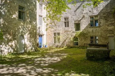 Jardin de l'établissement Family Estate Near A Romanesque Church