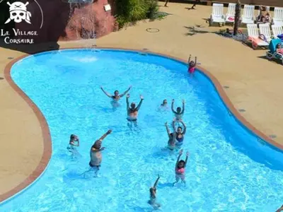 Piscine de l'établissement Mobil Home 4 pers - Terrasse - API-1-52-1635 ou située à proximité
