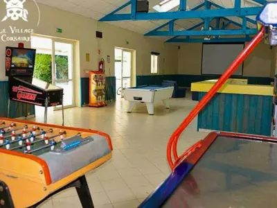 Salle de jeux dans l'établissement Mobil Home 4 pers - Terrasse - API-1-52-1635