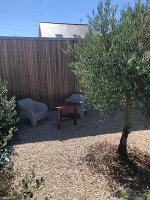Jardin de l'établissement Le logis de Niort appart hôtel bis