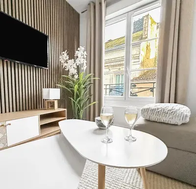 Télévision ou salle de divertissement dans l'établissement Appartement moderne et lumineux en centre-ville