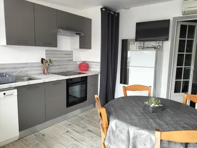 Cuisine ou kitchenette dans l'établissement A l'orée des champs, 3 étoiles, climatisé, lit king-size, piscine d'été