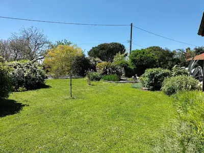 Jardin de l'établissement A l'orée des champs, 3 étoiles, climatisé, lit king-size, piscine d'été