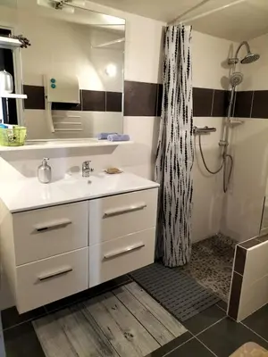 Salle de bains dans l'établissement A l'orée des champs, 3 étoiles, climatisé, lit king-size, piscine d'été