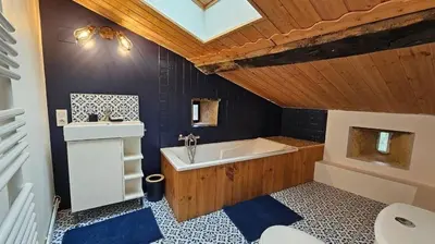 Salle de bains dans l'établissement Ancien moulin dans un cadre idyllique