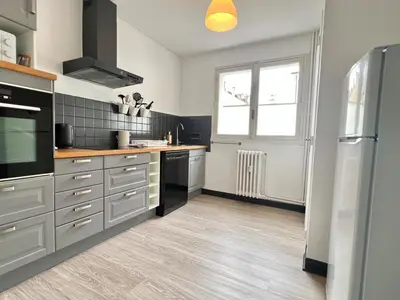 Cuisine ou kitchenette dans l'établissement Large 3 bedroom parking and fiber