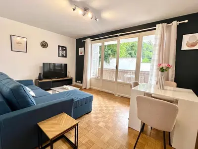 Coin salon dans l'établissement Large 3 bedroom parking and fiber