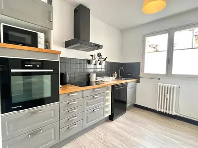 Cuisine ou kitchenette dans l'établissement Large 3 bedroom parking and fiber