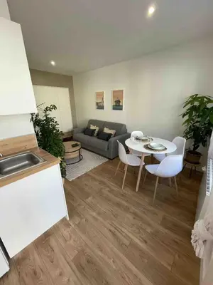 Coin salon dans l'établissement Le petit Rochelais proche marché central et gare SNCF