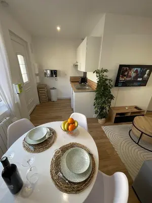Cuisine ou kitchenette dans l'établissement Le petit Rochelais proche marché central et gare SNCF
