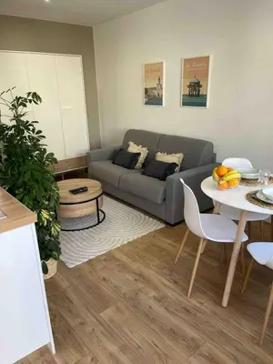 Coin salon dans l'établissement Le petit Rochelais proche marché central et gare SNCF