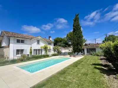 Piscine de l'établissement La Providence Elegant 5 bedroom stone house with private pool ou située à proximité
