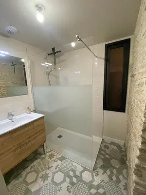 Salle de bains dans l'établissement Gîte ChaRose Maison dans le Marais Poitevin