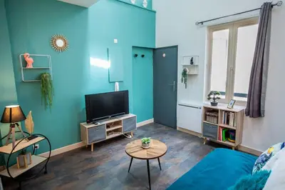 Télévision ou salle de divertissement dans l'établissement Le Duplex de Merciers Coeur de ville