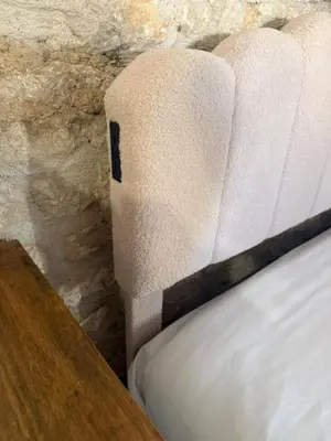 Coin salon dans l'établissement Maison en pierres, calme et authenticité vendéenne